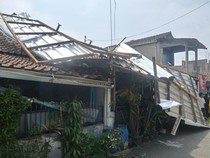 3 Rumah Rusak Diterjang Angin Kencang di Cimahi Selatan