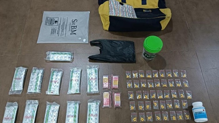 Barang bukti kasus peredaran obat keras tanpa izin edar alias ilegal di Kota Bekasi, Jawa Barat.