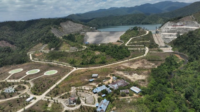 Foto udara Bendungan Ameroro di Kecamatan Uepai, Kabupaten Konawe, Sulawesi Tenggara, Minggu (13/9/2026). Petani di wilayah tersebut tetap dapat menanam padi di tengah kemarau panjang dengan mengandalkan pasokan air dari Bendungan Ameroro yang memiliki kapasitas tampung hingga 88 juta meter kubik air, meskipun saat ini mengalami penyusutan akibat tingginya laju penguapan. ANTARA FOTO/Jojon