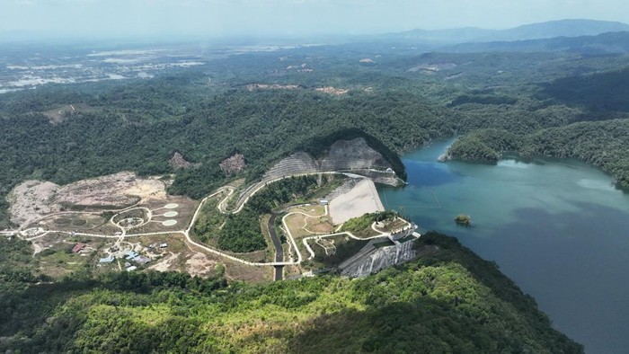 Foto udara Bendungan Ameroro di Kecamatan Uepai, Kabupaten Konawe, Sulawesi Tenggara, Minggu (13/9/2026). Petani di wilayah tersebut tetap dapat menanam padi di tengah kemarau panjang dengan mengandalkan pasokan air dari Bendungan Ameroro yang memiliki kapasitas tampung hingga 88 juta meter kubik air, meskipun saat ini mengalami penyusutan akibat tingginya laju penguapan. ANTARA FOTO/Jojon