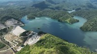 Foto udara Bendungan Ameroro di Kecamatan Uepai, Kabupaten Konawe, Sulawesi Tenggara. Pasokan air dari Bendungan Ameroro membantu menjaga kebutuhan pengairan lahan pertanian selama musim kemarau. Petani memanfaatkan ketersediaan air bendungan agar aktivitas bercocok tanam tetap berjalan. ANTARA FOTO/Jojon
