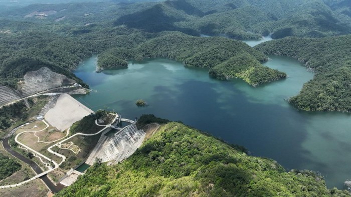 Foto udara Bendungan Ameroro di Kecamatan Uepai, Kabupaten Konawe, Sulawesi Tenggara, Minggu (13/9/2026). Petani di wilayah tersebut tetap dapat menanam padi di tengah kemarau panjang dengan mengandalkan pasokan air dari Bendungan Ameroro yang memiliki kapasitas tampung hingga 88 juta meter kubik air, meskipun saat ini mengalami penyusutan akibat tingginya laju penguapan. ANTARA FOTO/Jojon