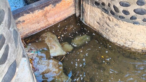 Bendungan untuk mengalirkan air dari Sungai Wae Mese  ke tempat penampungan air baku milik Perumda Air Minum Wae Mbeliling tertutup karung. (Dok. Perumda Air Minum Wae Mbeliling)