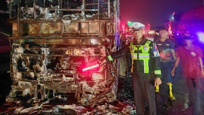 Bus Tunas Muda dari jogja menuju Jakarta hangus terbakar di Tol Batang, Minggu (13/9/2026) dini hari.