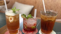 Strawberry Mojito (Rp43.000) cocok untuk menyegarkan tenggorokan. Perpaduan rasa manis dan asamnya terasa menyegarkan dengan potongan strawberry utuh. Foto: detikcom/Riska Fitria