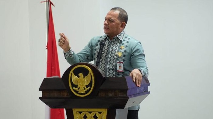 Direktur Jenderal Bina Pemerintahan Desa Kemendagri La Ode Ahmad Bolombo dalam kegiatan Bimbingan Teknis Pengumpulan Data Lingkungan dan Sosial ILASPP Penegasan Batas Desa di 3 Kabupaten, di Aula Kantor Bupati Buton Tengah, Sulawesi Tenggara, Jumat (