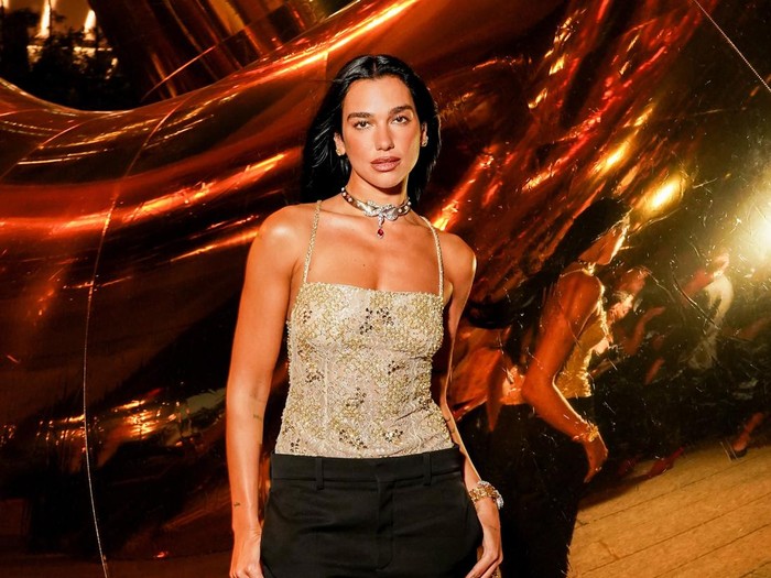 Dua Lipa dan Anne Hathaway di acara perayaan BVLGARI Serpenti Infinito yang digelar di BOOM pada 9 September 2026 di New York, New York.