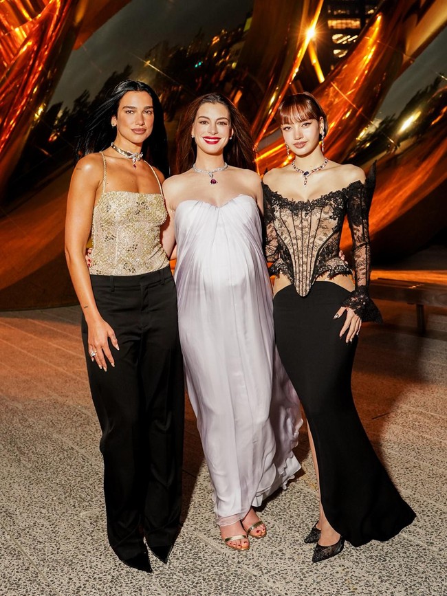 Ikonik! Anne Hathaway, Dua Lipa & Lisa BLACKPINK Glamor di Acara Bvlgari