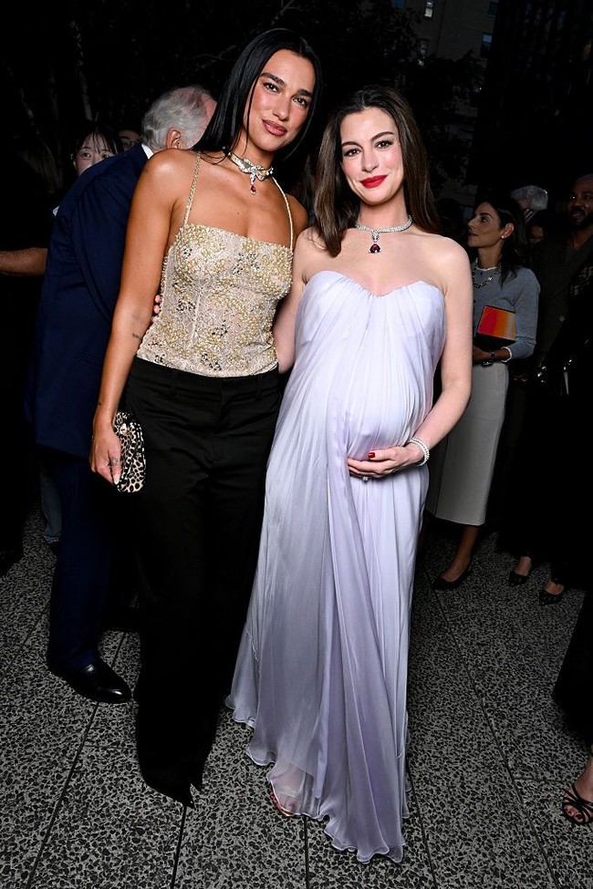 Anne Hathaway dan Dua Lipa saat pose bersama, memancarkan kecantikan individual, yang sama-sama memukau. Foto: Variety via Getty Images/Gilbert Flores