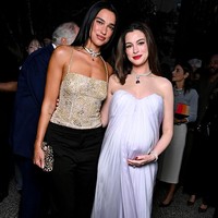 Anne Hathaway dan Dua Lipa saat pose bersama, memancarkan kecantikan individual, yang sama-sama memukau. Foto: Variety via Getty Images/Gilbert Flores