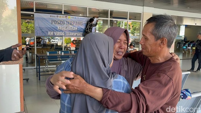 Ela memeluk erat keluarganya usai dapat kabar suaminya yang turut dalam kapal Virgo Transport 8 dipastikan selamat.