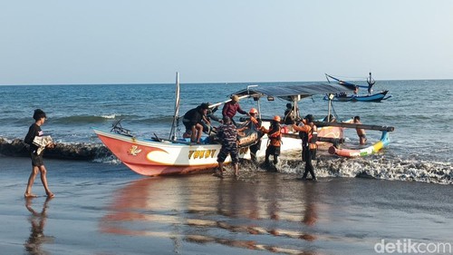 Evakuasi jenazah nelayan dilakukan tim SAR Gabungan di pesisir Pantai Pengambengan, Jembrana, Minggu (13/9/2026). (I Putu Adi Budiastrawan/detikBali).