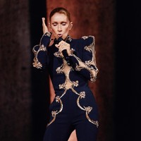 Pemenang 5 Grammy Awards ini juga mengandalkan setelan Schiaparelli. Busana karya Daniel Roseberry ini diberi detail cut-out untuk atasan sehingga memberi sentuhan seksi. (Foto: Instagram/@voguefrance)