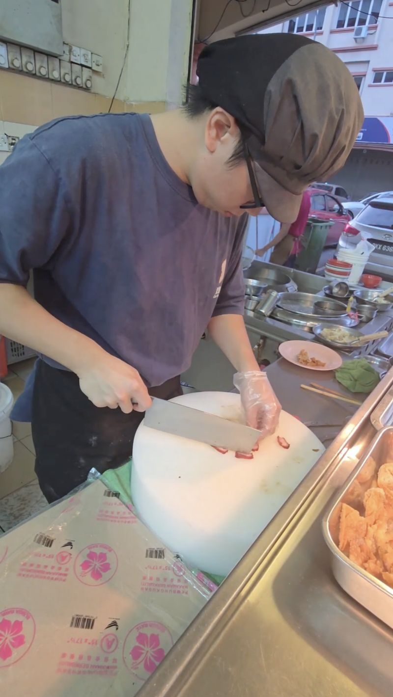 Gen Z banting stir jadi penjual wonton mee.