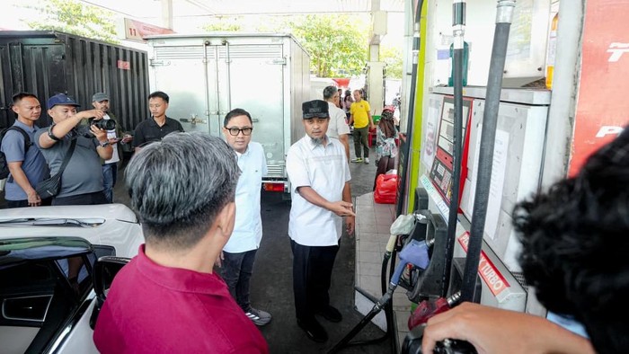 Gubernur Sulsel Andi Sudirman Sulaiman meninjau SPBU.