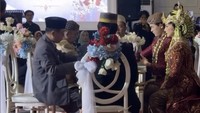 Sebelum jalan ke akad, aku pamitan sama mami. Mami, hari ini aku mau akad sama Irma, doain lancar ya beliau bilang Iya mami doakan lancar ya, pesan mami, jaga Irma, walau mami belum setuju hubungan kalian, tapi mami doakan kalian bahagia selalu begitu pesannya mami, terang Irfan Sebaztian dalam kesempatan yang sama.  Foto: dok instagram Irma Darmawangsa