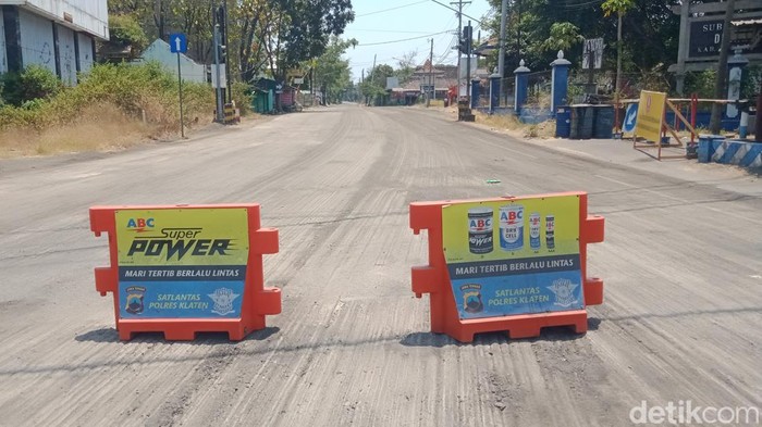 Jalan Lingkar Barat Delanggu, Klaten ditutup untuk kendaraan.
