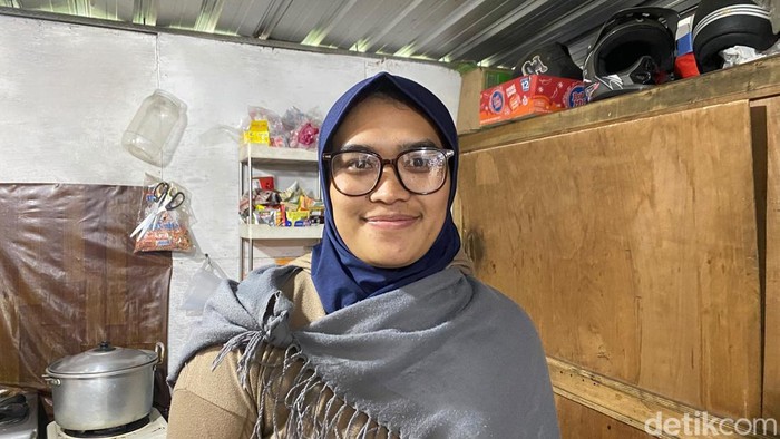 Nurwati pemilik warung di Pos Jemplang, Ngadas, Kecamatan Poncokusumo, Kabupaten Malang