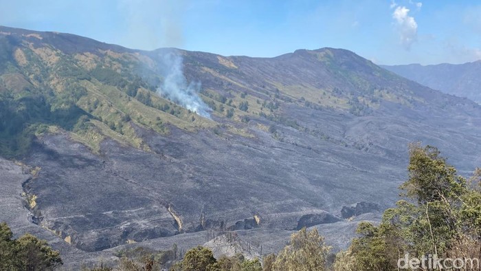 Kebakaran Bromo meluas hingga Jemplang dan mendekati Bromo Hillside. Tandon air ludes terbakar, sementara pemadaman terus dilakukan.