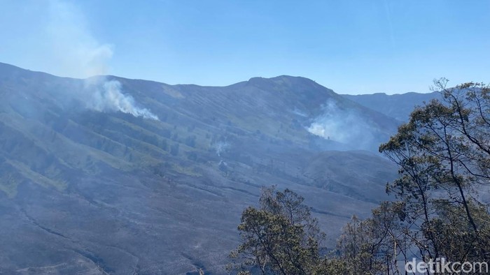 Kebakaran Bromo meluas hingga Jemplang dan mendekati Bromo Hillside. Tandon air ludes terbakar, sementara pemadaman terus dilakukan.