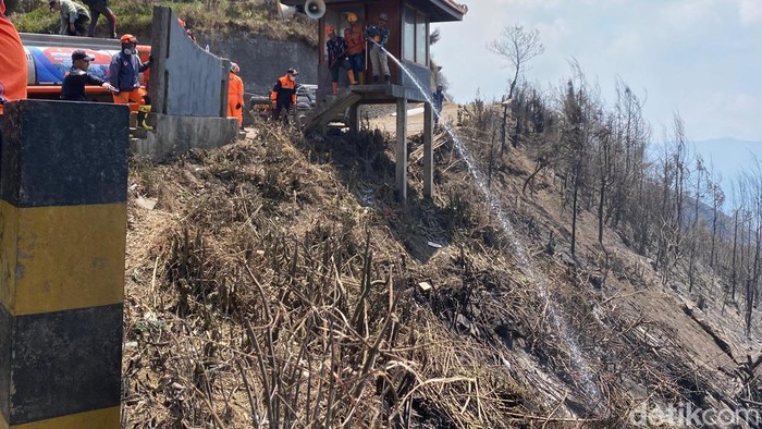 Kebakaran Bromo meluas hingga Jemplang dan mendekati Bromo Hillside. Tandon air ludes terbakar, sementara pemadaman terus dilakukan.