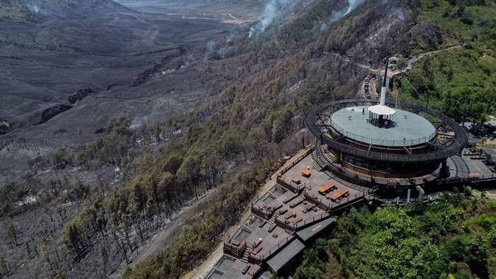 Foto udara kondisi vegetasi yang terdampak kebakaran di kawasan Taman Nasional Bromo Tengger Semeru (TNBTS), Kabupaten Malang, Jawa Timur, Minggu (13/9/2026). Balai Besar TNBTS menutup total kunjungan wisata Gunung Bromo dari seluruh pintu masuk mulai Sabtu (12/9) hingga batas waktu yang akan ditentukan lebih lanjut untuk mendukung penanganan kebakaran serta menjaga keamanan dan keselamatan pengunjung.
 ANTARA FOTO/Irfan Sumanjaya