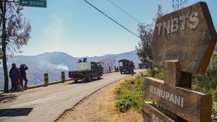 Sejumlah petugas berjaga di pintu masuk Pos Jemplang, kawasan Taman Nasional Bromo Tengger Semeru (TNBTS), Kabupaten Malang, Jawa Timur, Minggu (13/9/2026).Balai Besar TNBTS menutup total kunjungan wisata Gunung Bromo dari seluruh pintu masuk mulai Sabtu (12/9) hingga batas waktu yang akan ditentukan lebih lanjut untuk mendukung penanganan kebakaran serta menjaga keamanan dan keselamatan pengunjung.
 ANTARA FOTO/Irfan Sumanjaya