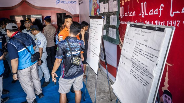 Petugas Basarnas Kelas A Banjarmasin menyiapkan data-data kecelakaan Kapal Motor Virgo Transport 8 rute Surabaya-Banjarmasin di Posko Pelabuhan Tri Sakti, Banjarmasin, Kalimantan Selatan, Minggu (13/9/2026). Tim Gabungan Basarnas, TNI, Polri, dan Pelindo 3 menyiapkan posko pencarian serta menyiagakan 30 lebih mobil ambulans dari relawan untuk mendukung koordinasi dan kebutuhan operasional selama proses pencarian berlangsung. ANTARA FOTO/Bayu Pratama S