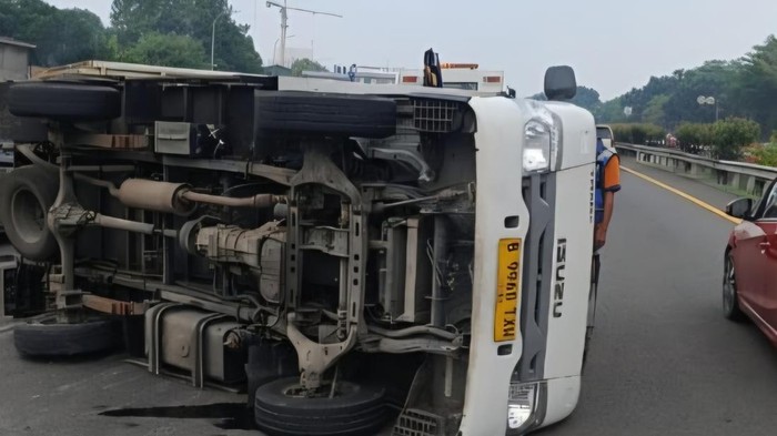 Kecelakaan truk boks terjadi di Tol Jagorawi arah Bogor akibat pecah ban. (Dok. Istimewa)