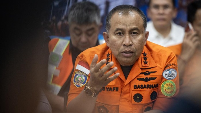 Menteri Perhubungan Dudy Purwagandhi (kiri) berbincang dengan Kepala Basarnas Marsekal Madya TNI Mohammad Syafii (kanan) saat memberikan keterangan pada konferensi pers terkait kecelakaan kapal motor penumpang Virgo Transport 8 rute Surabaya-Banjarma