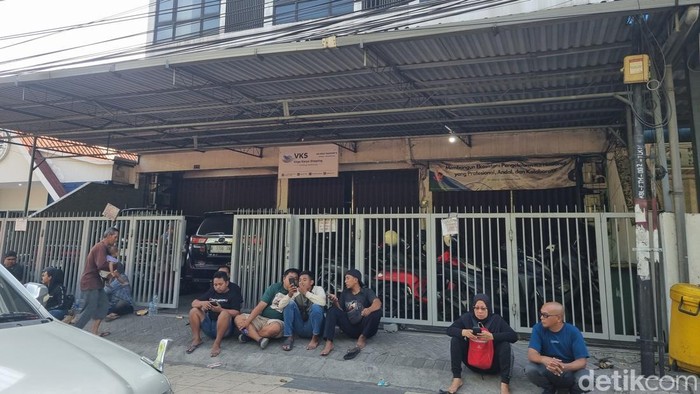 Keluarga korban Kapal Virgo Transport 8 menggeruduk kantor perusahaan pemilik kapal di Jalan Perak Barat, Surabaya.