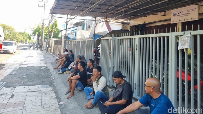 Keluarga korban Kapal Virgo Transport 8 menggeruduk kantor perusahaan pemilik kapal di Jalan Perak Barat, Surabaya.