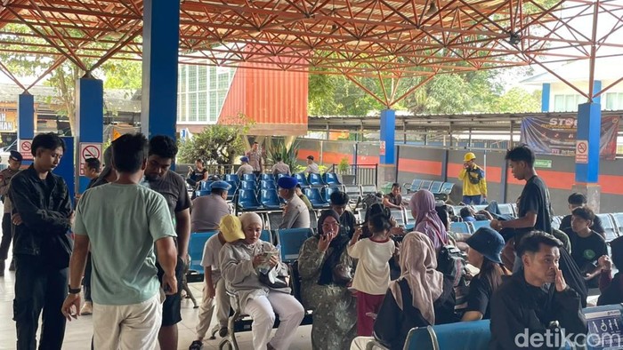 Keluarga penumpang Kapal Virgo Transport 8 menunggu di Pelabuhan Trisakti.