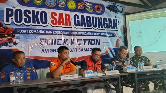 Kepala Kantor Pencarian dan Pertolongan Banten, Al Amrad bersama dengan Gubernur Banten Andra Soni. (Dok Aris Rivaldo/detikcom)