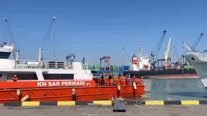 KN SAR Permadi diberangkatkan Kantor SAR Surabaya untuk mendukung pencarian korban kapal Virgo Transport 8 yang hilang kontak.