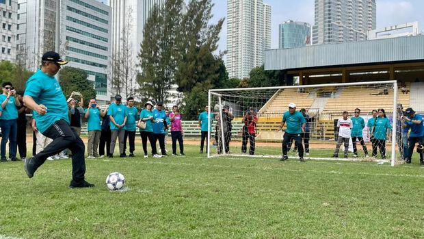 Semarak peringatan Hari Bhakti Postel ke-81 semakin terasa dengan digelarnya Turnamen Mini Soccer Menkomdigi CUP 2026 yang mempertemukan tim-tim dari perusahaan telekomunikasi dan ekosistem digital Indonesia.