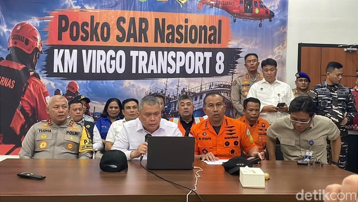 Menhub Dudy Purwaghandy di posko SAR Kapal Virgo Transport 8 di Pelabuhan Trisakti Banjarmasin.
