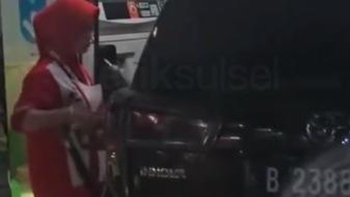 Mobil innova mengisi solar melebihi kapasitas tangki di SPBU Makassar.