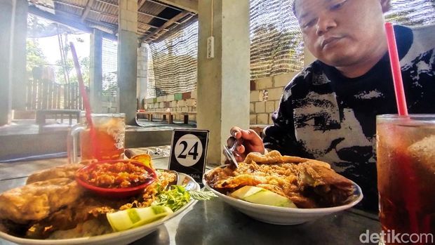 Nasi Sambal Sor Talok di lereng Gunung Willis, Nganjuk. Nasi Sambal Sor Talok di lereng Gunung Willis, Nganjuk.