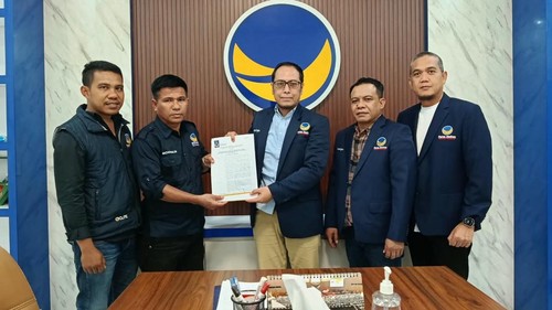 Nazaruddin menerima SK penunjukan Ketua DPD NasDem Kabupaten Bima di Sekretariat DPW NasDem NTB, Mataram, Minggu (13/9/2026). (Dok. Nazaruddin)