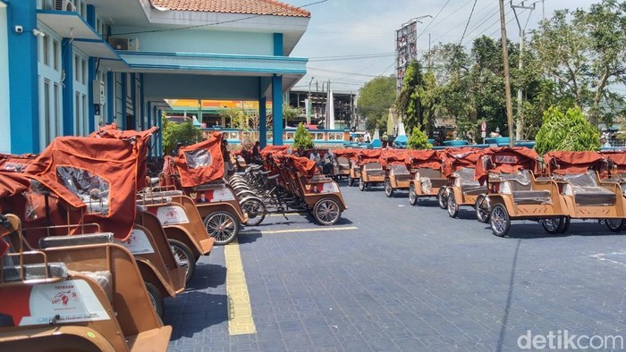 Pembagian becak listrik bantuan Presiden Prabowo Subianto di Kabupaten Majalengka.