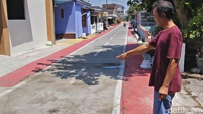 Warga menunjukkan lokasi pembunuhan di Masaran, Sragen, Minggu (13/9/2026).