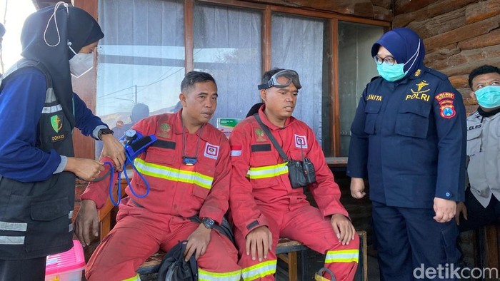 Pemeriksaan tim pemadam kebakaran hutan dan lahan Gunung Bromo di Pos Jemplang, Kabupaten Malang.