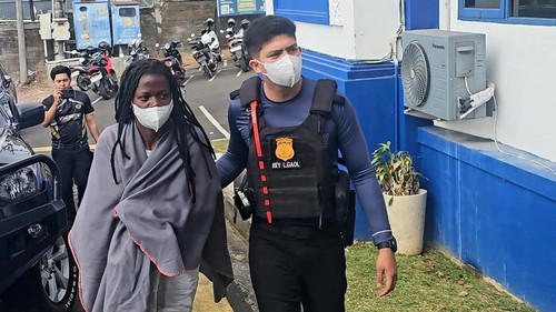 Perempuan Uganda berinisial KJ saat digiring petugas ke Mapolres Tabanan. (Foto: Dok. Istimewa)