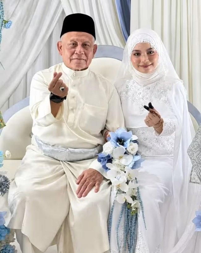 Legenda pesepakbola Malaysia bernama Datuk Abdah Alif dilaporkan mempersunting seorang wanita bernama Fasha yang jauh lebih muda. Istri Datuk Abdah disebut baru menginjak 20 tahun. Foto: Berita Harian