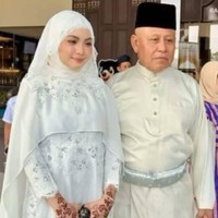 Sebelumnya foto-foto pernikahan Datuk Abdah dan istri barunya yang jadi viral mengundang pertanyaan dari netizen. Dilansir New Straits Times, laporan pernikahan tersebut kemudian dikonfirmasi oleh adik Abdah, Datuk Yunus Alif. Foto: Threads @bolainsidermy