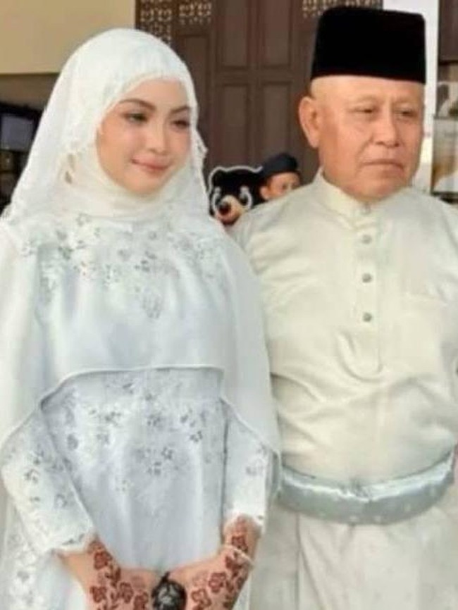 Foto Pernikahan Viral Legenda Sepakbola yang Nikahi Wanita 52 Tahun Lebih Muda