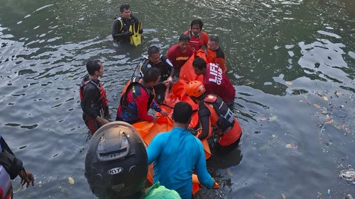 Personel Basarnas Bali bersama warga mengevakuasi jenazah pemancing di Tukad Badung, tepatnya di sekitar jembatan merah Banjar Buagan, Desa Pemecutan Kelod, Denpasar, Sabtu (12/9/2026). (Dok. Polresta Denpasar)