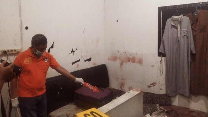 Polisi melakukan olah TKP pria tewas ditebas di Makassar.