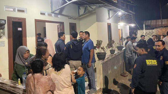 Polisi saat mendatangi lokasi cucu yang bunuh anaknya